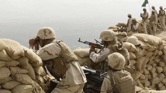مقتل عسكري سعودي بقذائف من داخل اليمن