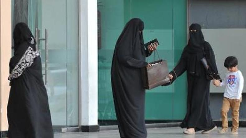 شيخ سعودي: مراجعة النساء للأطباء دون محرم “حرام شرعاً”