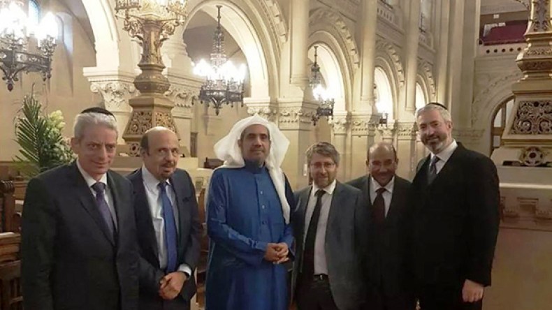 وزير سعودي سابق يزور أكبر كنيس يهودي في باريس