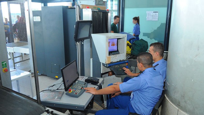 توقيف شابين وامرأة حاولوا تهريب العملة الصعبة في مطار قسنطينة