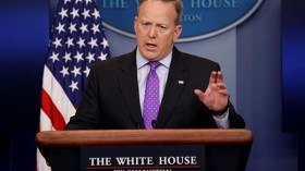 المتحدث باسم البيت الأبيض يثير غضباً بتصريح عن هتلر والأسد