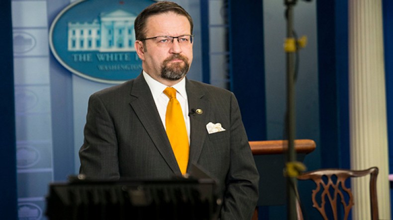 سيباستيان غوركا أحد مستشاري ترامب يغادر منصبه