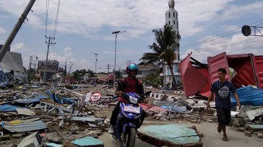 Indonésie: le bilan du séisme et du tsunami monte à 384 morts
