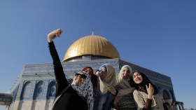 فلسطينيون يلتقطون “سيلفي” في محيط الأقصى