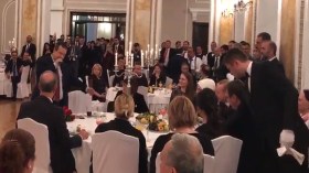 وزير خارجية صربيا يغني أمام أردوغان