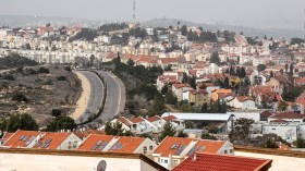 فلسطيني يقتل مستوطناً بالسكين قبل أن يلوذ بالفرار