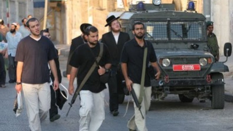 مستوطنون يعتدون على فلسطيني في القدس