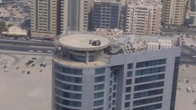 خليجية تحاول إلقاء نفسها من سطح فندق بالشارقة