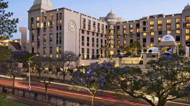 “الخضر” يتربصون بفندق “شيراتون” بريتوريا قبل مواجهة ليزوتو