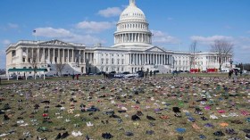 7000 حذاء أمام مبنى الكونغرس الأمريكي!