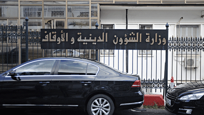 إمام بسكيكدة يرفض الصلاة على ميت لأنه “كافر”!؟