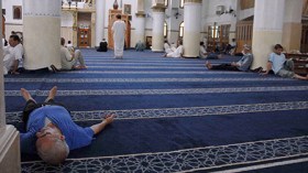 مصلون يهجرون المساجد بسبب عطلة الأئمة