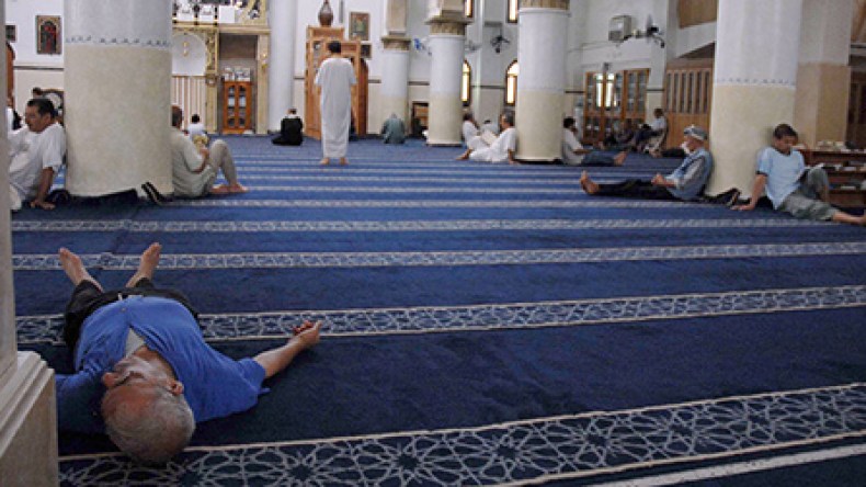 مصلون يهجرون المساجد بسبب عطلة الأئمة