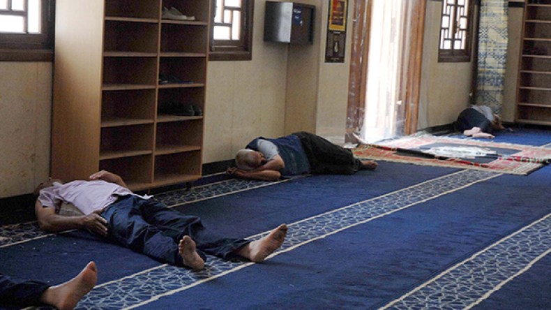 “الشخير” يعلو على قراءة القرآن في بيوت الله!