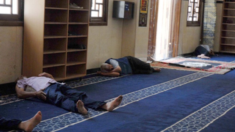 مساجد تتحول إلى مأوى للمشردين والمجانين