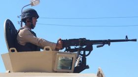 مقتل ضابط وثلاثة جنود في تفجير مدرعة للجيش المصري في سيناء