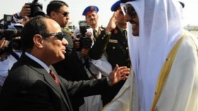 على هامش القمة العربية.. السيسي يستقبل أمير قطر بالعناق والقبلات