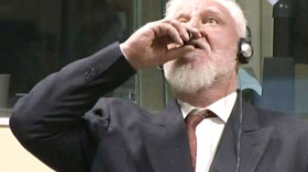 متهم بمذابح في البوسنة يشرب السم في المحكمة (فيديو)