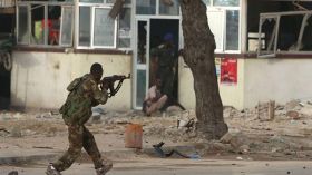 مقتل 18 مدنياً في انفجار قنبلة قرب العاصمة الصومالية