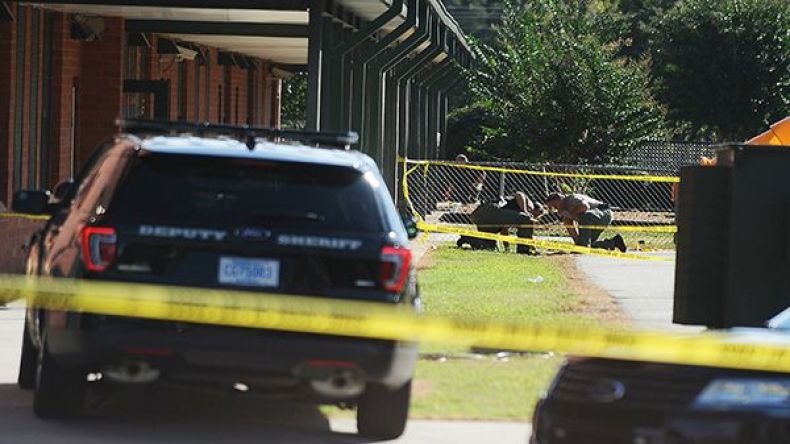 فتى يقتل والده قبل أن يطلق النار في مدرسة في أمريكا