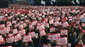 تظاهرات ضخمة تضاعف الضغوط على رئيسة كوريا الجنوبية للاستقالة