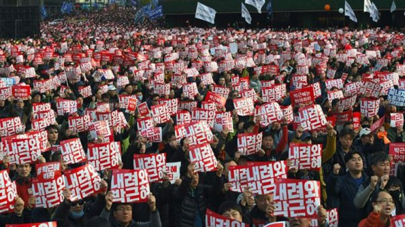 تظاهرات ضخمة تضاعف الضغوط على رئيسة كوريا الجنوبية للاستقالة