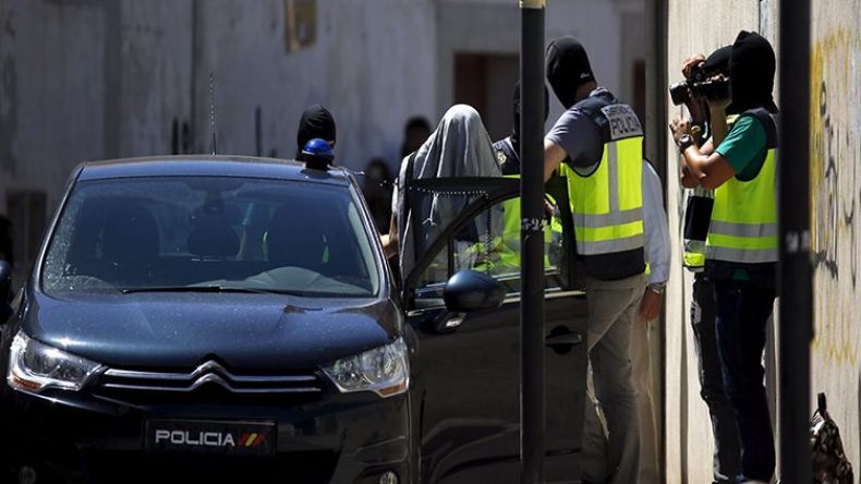 إسبانيا والمغرب تعتقلان أشخاصاً يجندون مقاتلين لتنظيم “داعش”