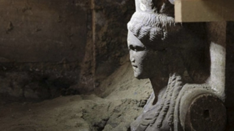 اكتشاف رأس تمثال لأبي الهول في مقبرة يونانية