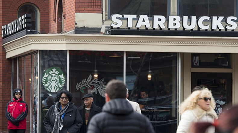ستارباكس و”آر بي إن بي” تقدمان وظائف ومساكن للاجئين رداً على ترامب