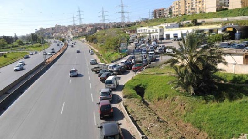 أزمة الوقود تدخل العاصمة ومحطات البنزين تهدد بالإضراب