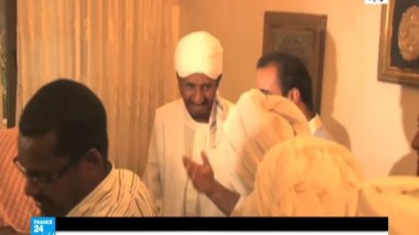 الصادق المهدي يعود إلى السودان بعد قضاء 30 شهراً في المنفى