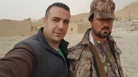 عقيد في النظام السوري يهين إعلامياً موالياً