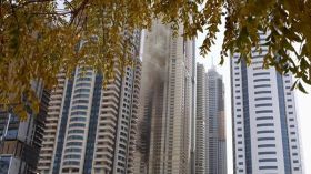 إخماد حريق في ناطحة سحاب في دبي