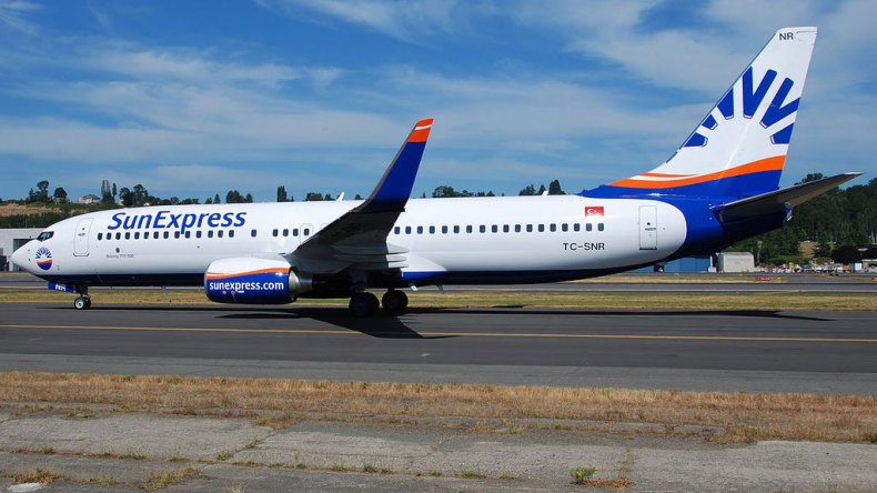 شجار يجبر طائرة تركية على الهبوط