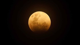 مناظر خلابة للقمر الأزرق الدموي