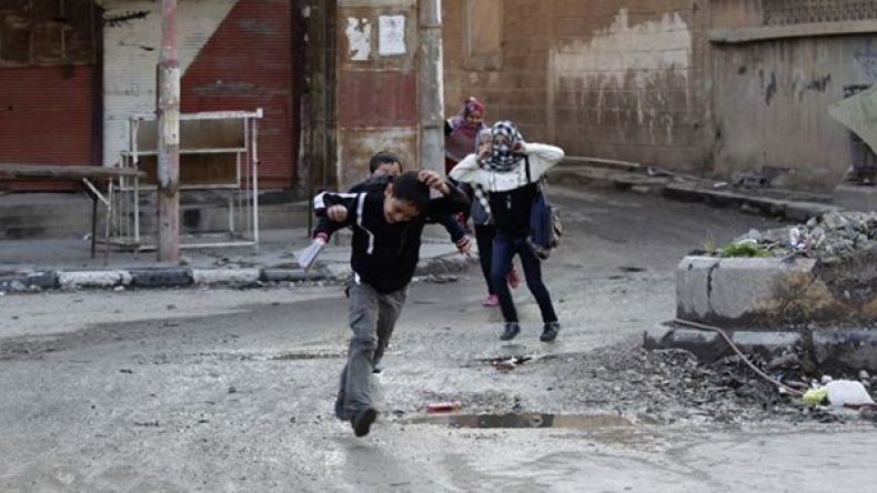 الأمم المتحدة تسقط مساعدات على مدينة محاصرة في سوريا