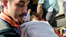 50 قتيلاً في قصف بالصواريخ على مستشفيات ومدارس شمالي سوريا