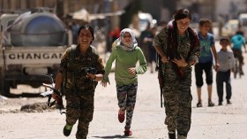 أكراد سوريا يروجون لفكرة تمكين المرأة لتعزيز سيطرتهم