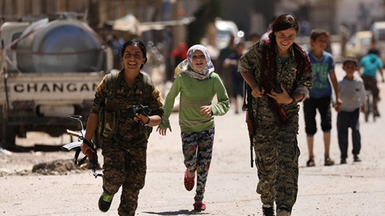 أكراد سوريا يروجون لفكرة تمكين المرأة لتعزيز سيطرتهم