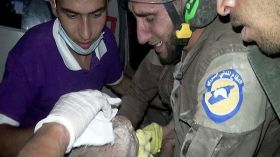 متطوع في الدفاع المدني يبكي على رضيعة سورية انتشلها من تحت الأنقاض
