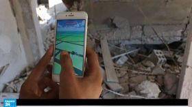 سوريون في رحلة البحث عن “البوكيمون” بين الأبنية المدمرة