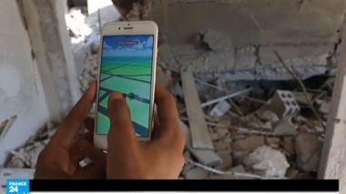 سوريون في رحلة البحث عن “البوكيمون” بين الأبنية المدمرة