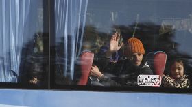 مقاتلون سوريون يصلون إدلب بعد هدنة محلية في حمص