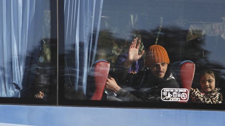 مقاتلون سوريون يصلون إدلب بعد هدنة محلية في حمص