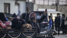 أهالي حلب يفرون إلى الحدود التركية