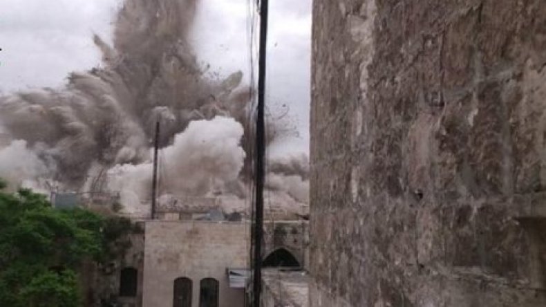 مقاتلون من المعارضة السورية يفجرون فندقاً يستخدمه الجيش في حلب
