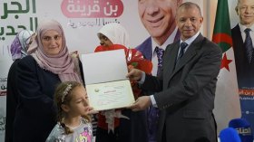 بن قرينة يكرم امرأة تم تعنيفها خلال حملته الإنتخابية