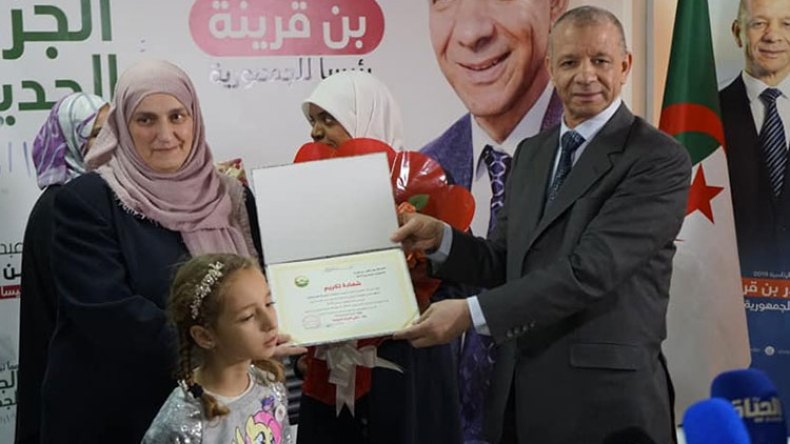 بن قرينة يكرم امرأة تم تعنيفها خلال حملته الإنتخابية