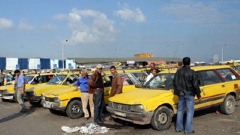 الطريق السيار حل مشاكل النقل وسائقي الأجرة “يذبحون” المسافرين