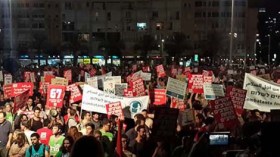 آلاف الإسرائيلين يتظاهرون في تل أبيب تنديدا بالإحتلال والعدوان على غزة